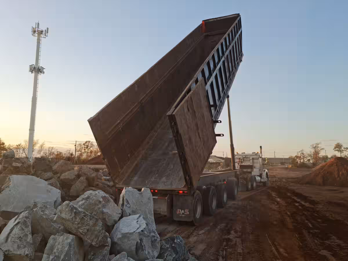 Kipper bei Sonnenuntergang auf Baustelle