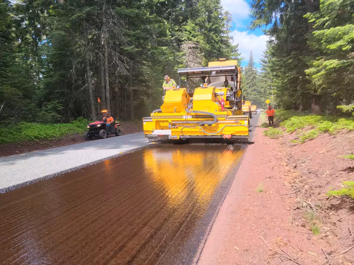 Asphaltiermaschine auf einer Bergstraße